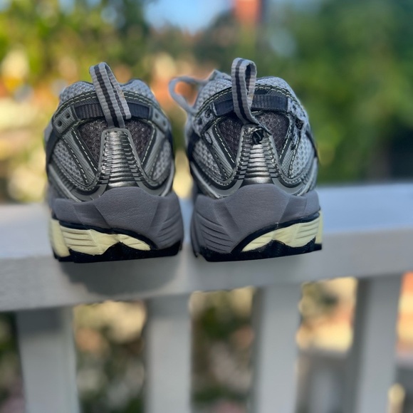 New Balance Gray Athletic Trail Running Shoes Women's Color Gray Sz 6 - Picture 7 of 15